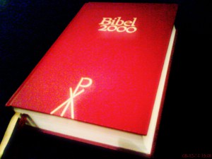 1280px-Bibel_2000